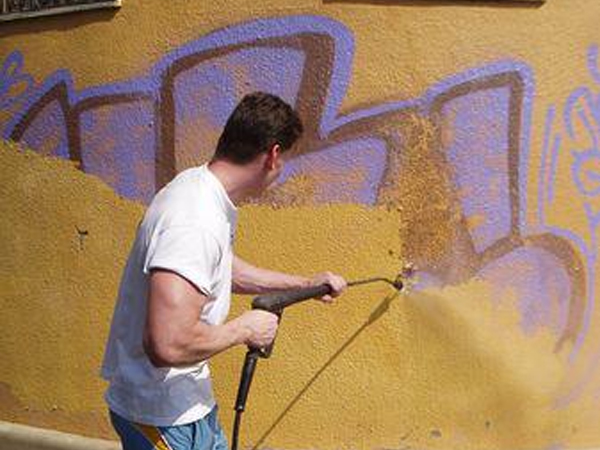 Graffiti eltávolítás Graffiti elleni védelem Homlokzattisztítás 
							Kromofággal kezelt felület tisztítása GRAFITIX vegyszerek forgalmazása SOPPEC jelzőfestékek forgalmazása 
							ANTI-GRAFFITI Bt.