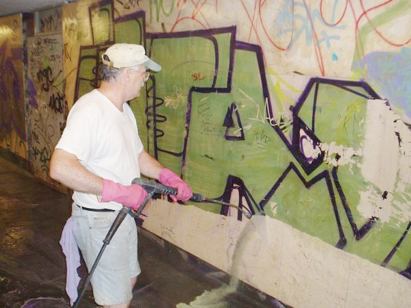 Graffiti eltávolítás Graffiti elleni védelem Homlokzattisztítás 
							Kromofággal kezelt felület tisztítása GRAFITIX vegyszerek forgalmazása SOPPEC jelzőfestékek forgalmazása 
							ANTI-GRAFFITI Bt.