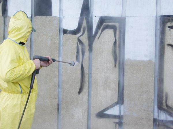 Graffiti eltávolítás Graffiti elleni védelem Homlokzattisztítás 
							Kromofággal kezelt felület tisztítása GRAFITIX vegyszerek forgalmazása SOPPEC jelzőfestékek forgalmazása 
							ANTI-GRAFFITI Bt.