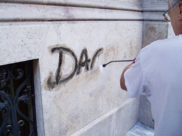 Graffiti eltávolítás Graffiti elleni védelem Homlokzattisztítás 
							Kromofággal kezelt felület tisztítása GRAFITIX vegyszerek forgalmazása SOPPEC jelzőfestékek forgalmazása 
							ANTI-GRAFFITI Bt.