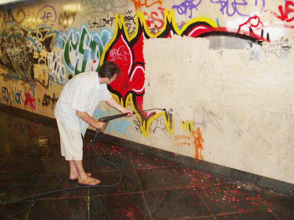 Graffiti eltávolítás Graffiti elleni védelem Homlokzattisztítás 
							Kromofággal kezelt felület tisztítása GRAFITIX vegyszerek forgalmazása SOPPEC jelzőfestékek forgalmazása 
							ANTI-GRAFFITI Bt.
