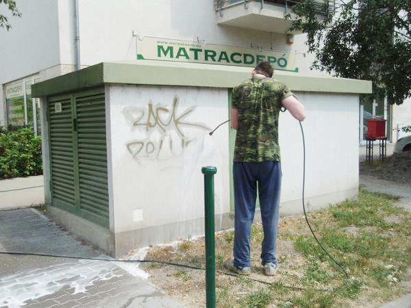 Graffiti eltávolítás Graffiti elleni védelem Homlokzattisztítás 
							Kromofággal kezelt felület tisztítása GRAFITIX vegyszerek forgalmazása SOPPEC jelzőfestékek forgalmazása 
							ANTI-GRAFFITI Bt.