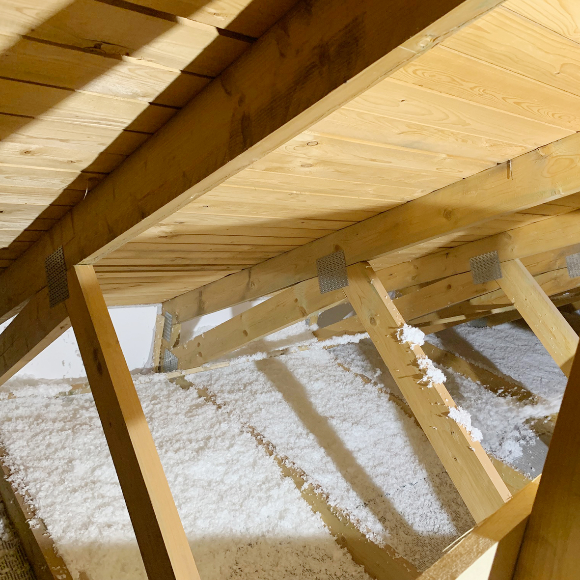SZEGLEMEZES TETŐSZERKEZET SZIGETELÉSE SUPAFIL® LOFT FÚJHATÓ SZIGETELÉSSEL