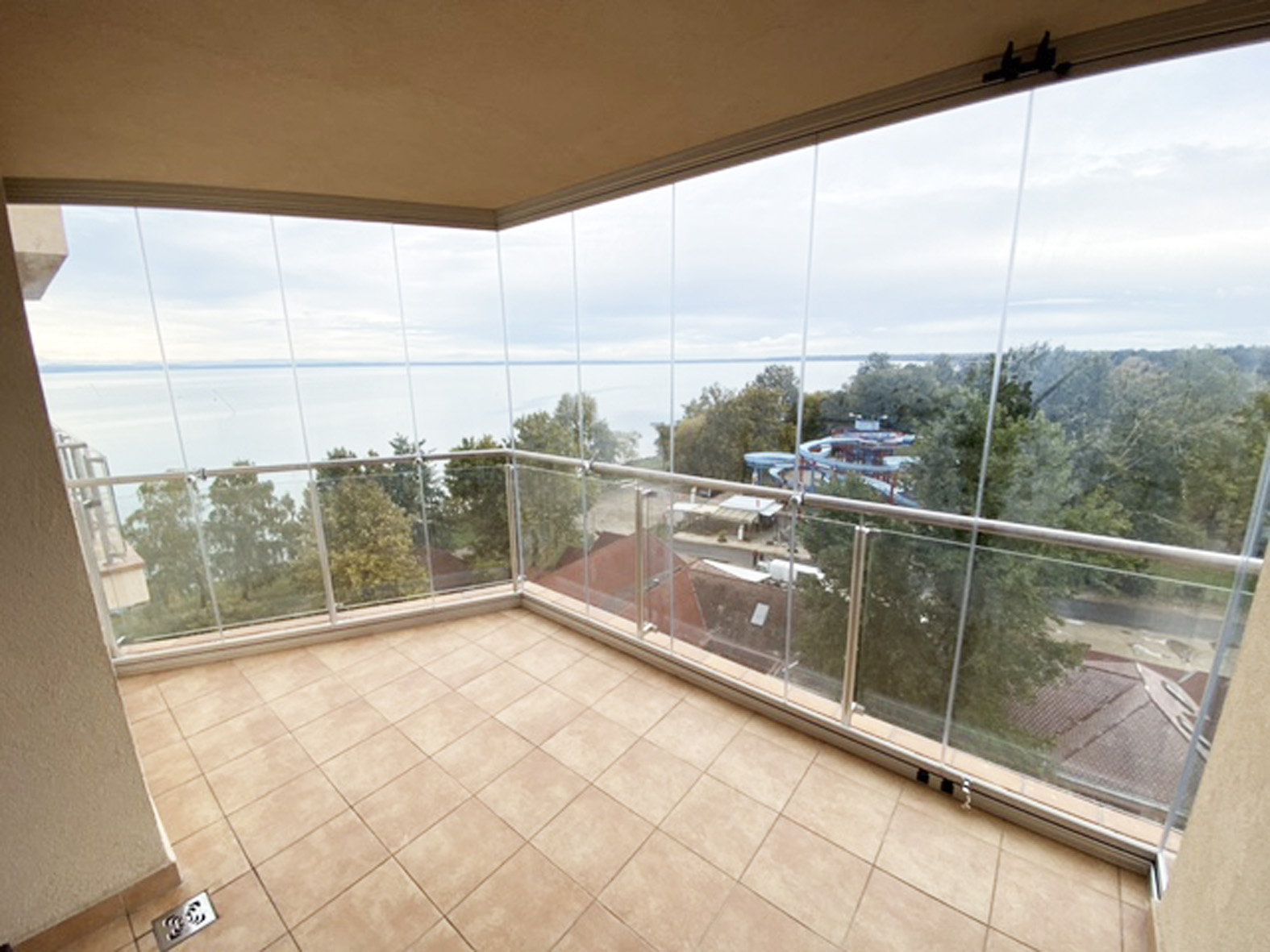 TERASZ, TERASZÜVEGEZÉS, BALKON, LAKÓKONTÉNER, Üvegfüggöny Kft. 2021